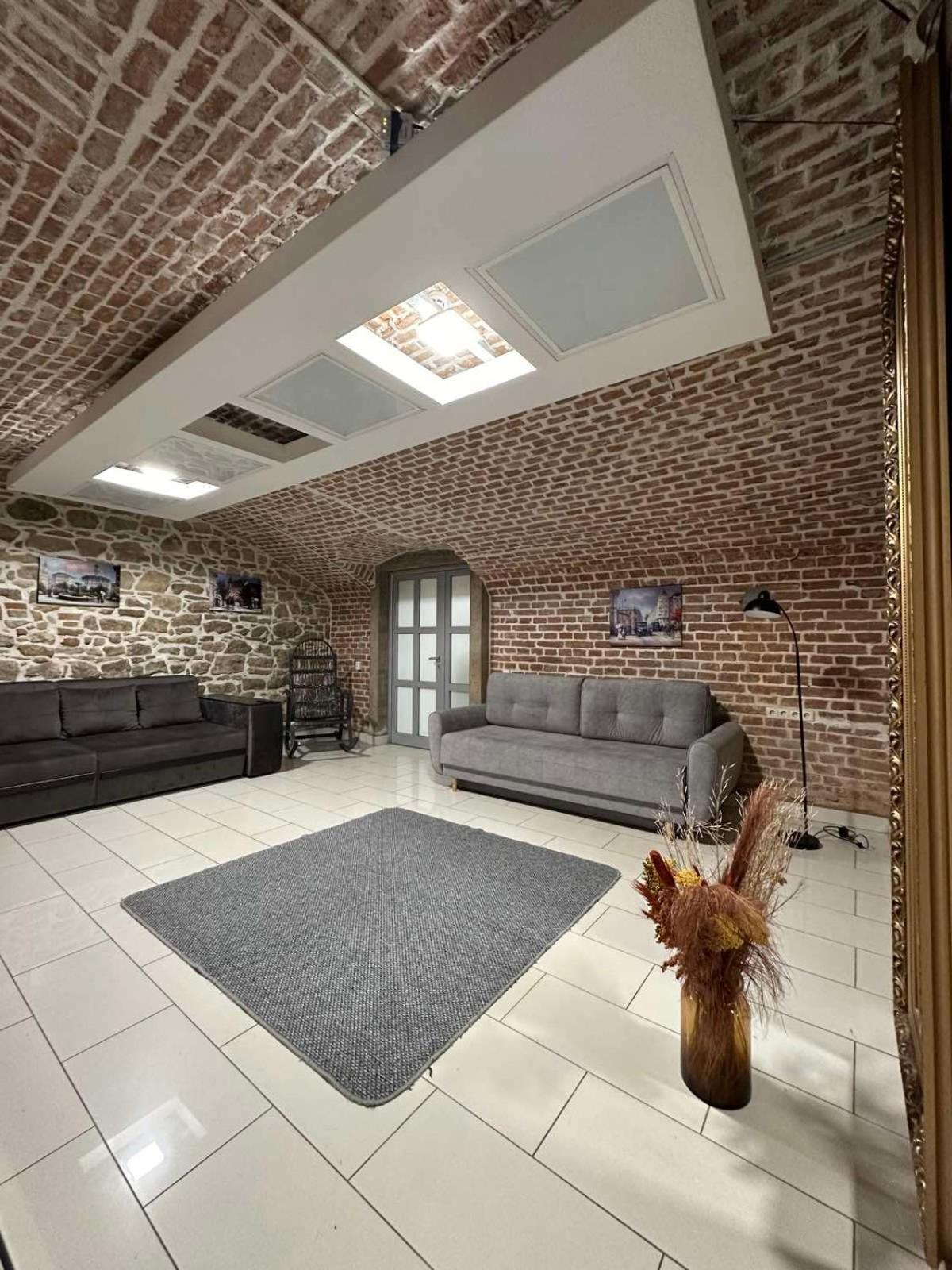2Х Кім-Й Loft На Площі Філармонії By Willox Apartment Chernivtsi Ngoại thất bức ảnh
